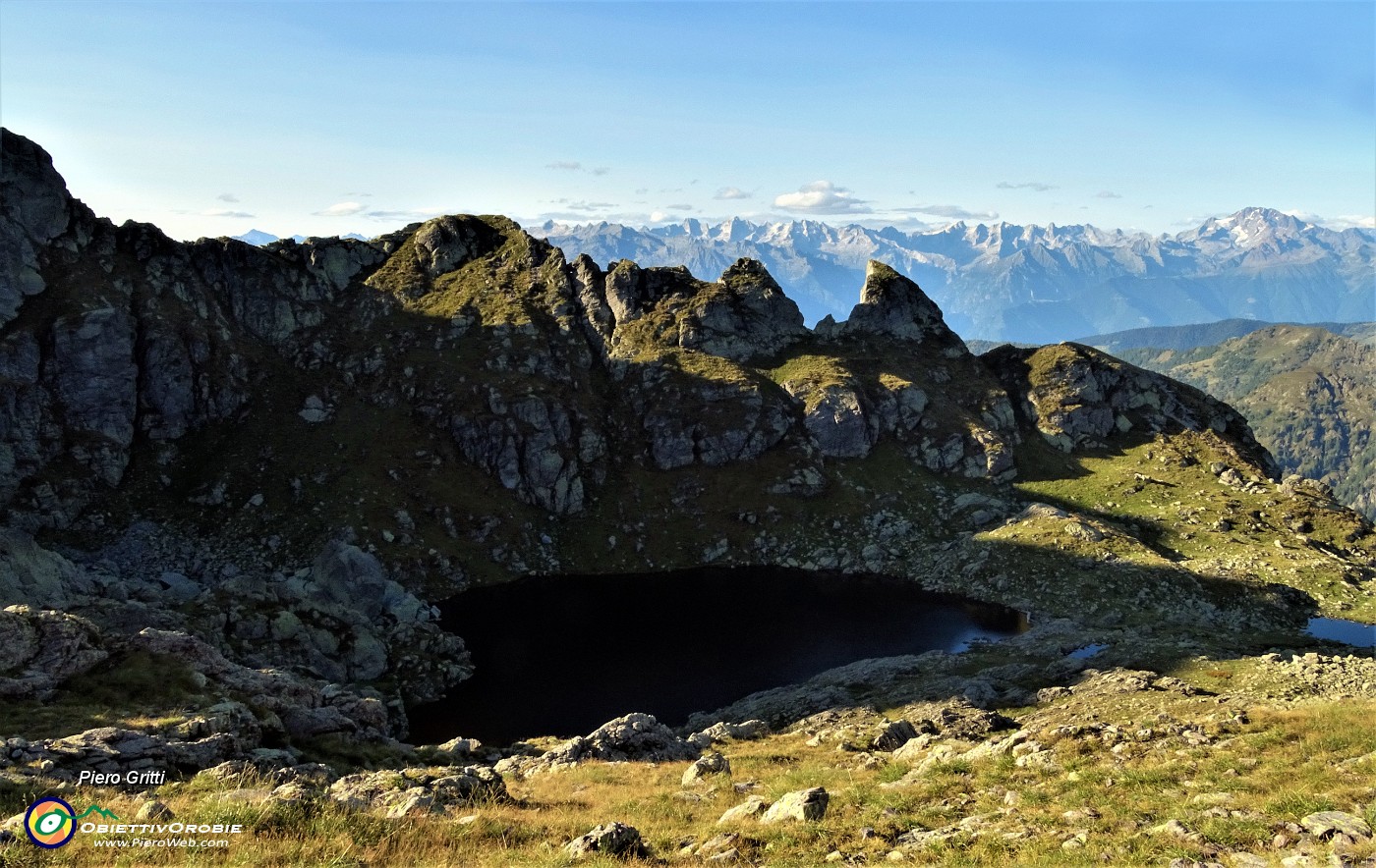 84 Lago Piazzotti, Dente della Vecchia, Alpi Retiche col Disgrazia sullo sfondo.JPG -                                